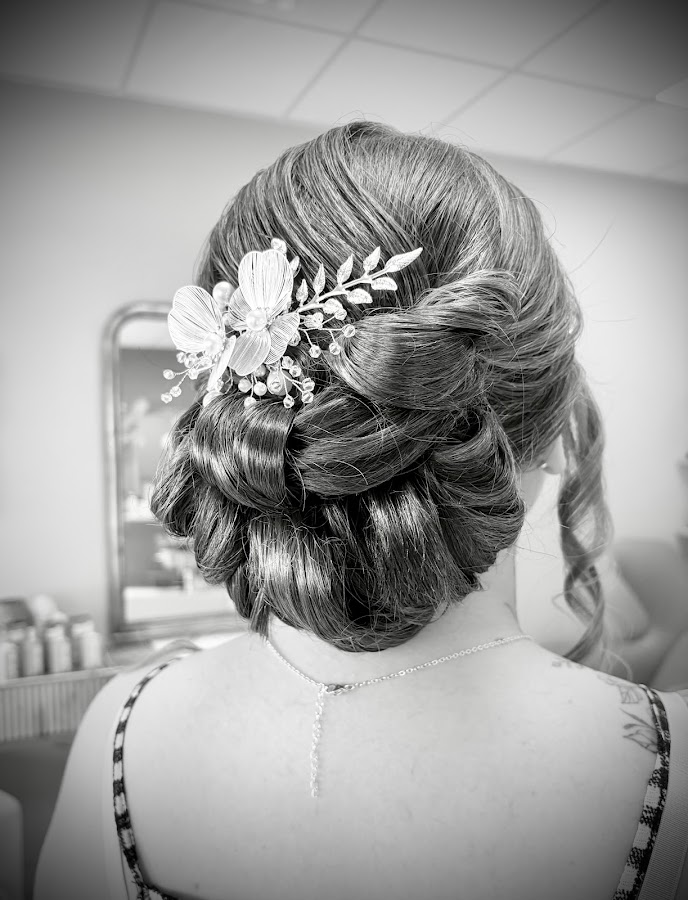Chignon de mariage bas avec pique fleurie, réalisé au salon Naturéa